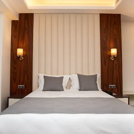 Shining Star Hotell 4*